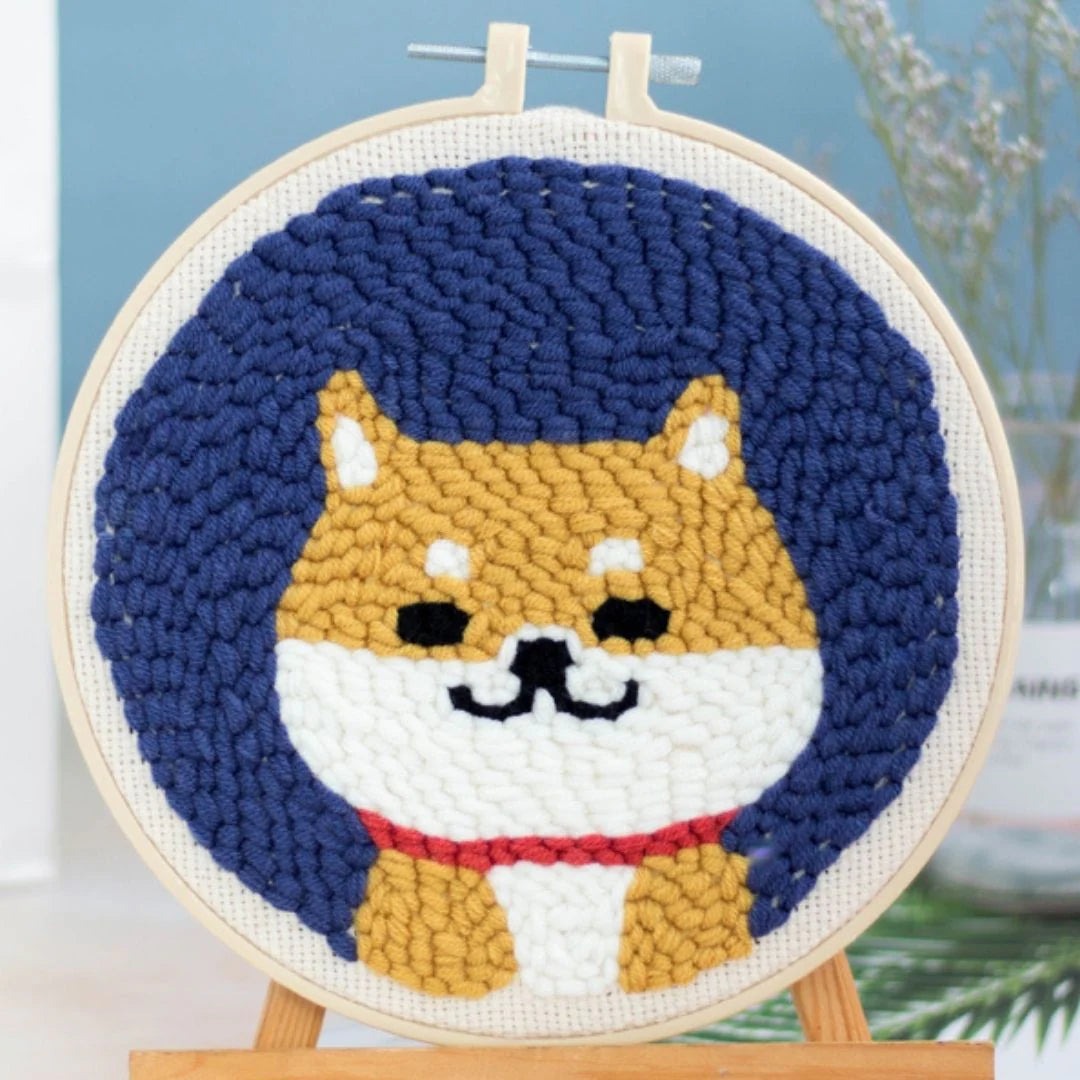 Punch Needle Shiba Inu-hond op blauwe achtergrond