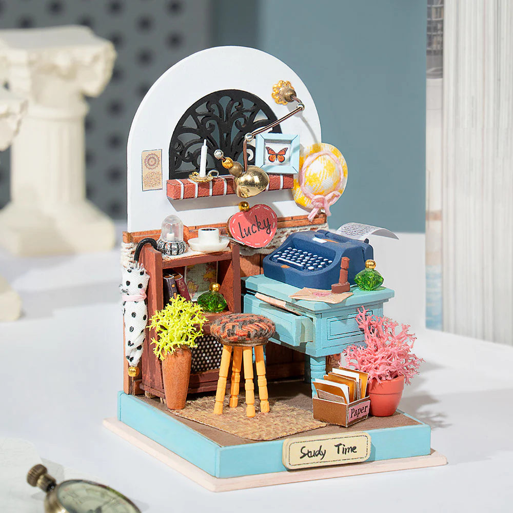 Miniatuurhuisje Leeshuis en Schrijfhoek-1