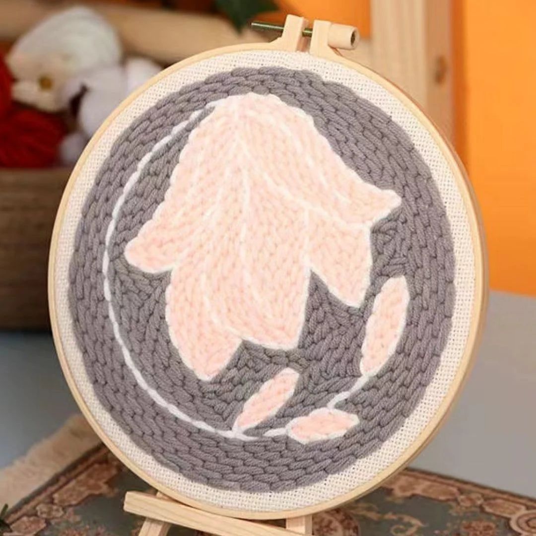 Punch Naald Roze bloem op grijze achtergrond